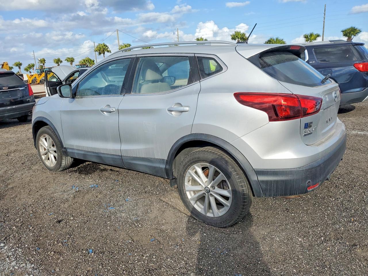 2019 Nissan Rogue VIN JN1BJ1CPXKW235514 photo 2