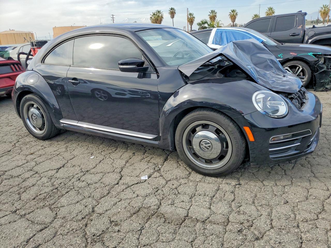 2018 Volkswagen Beetle VIN 3VWFD7ATXJM706050 photo 4