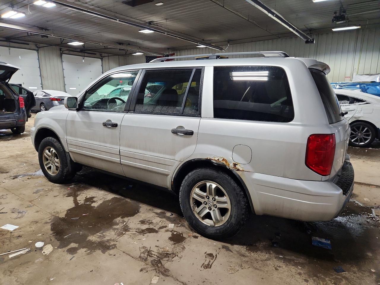 2005 Honda Pilot VIN 2HKYF185X5H515864 photo 2