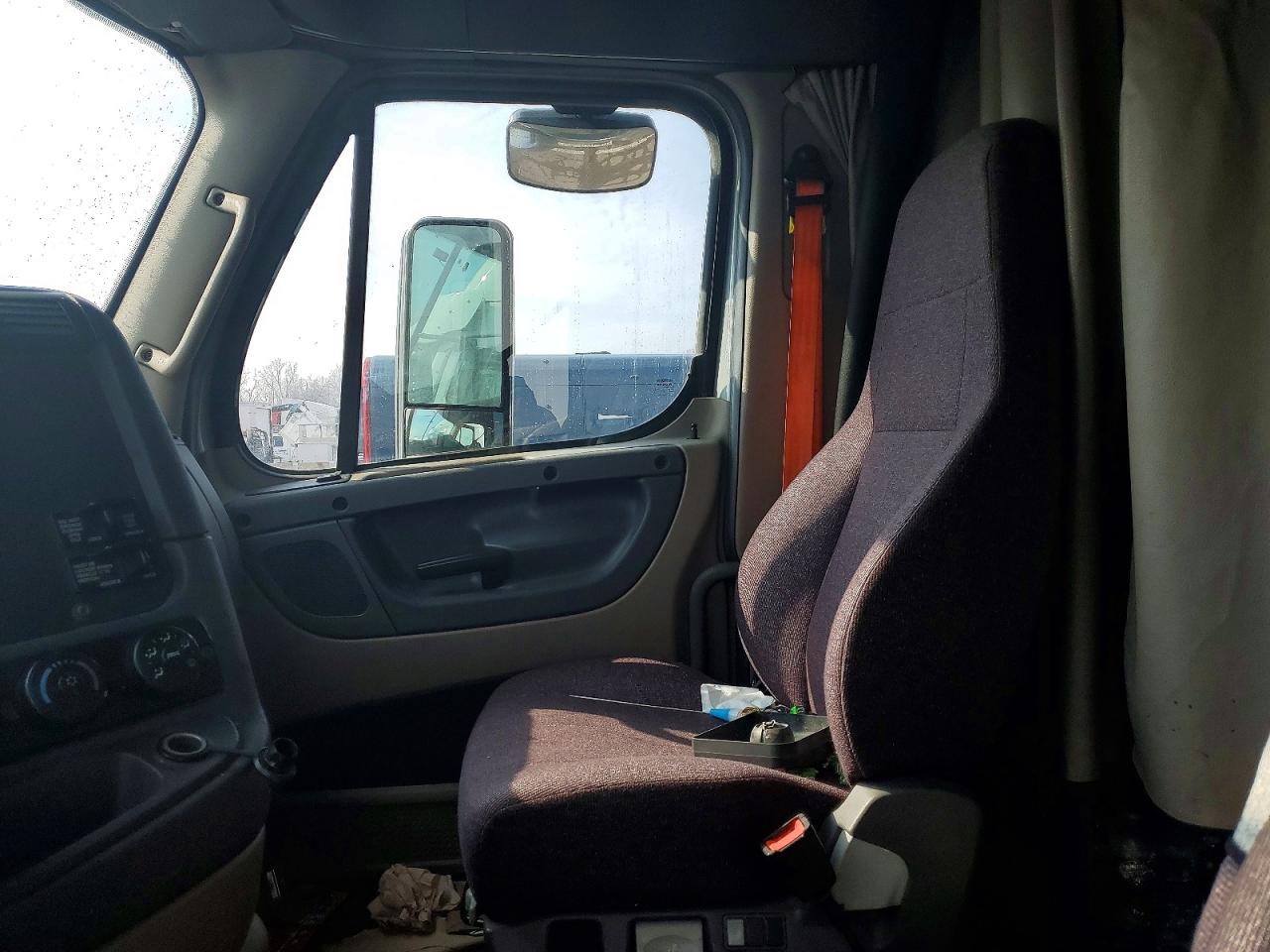 2018 FREIGHTLINER All other VIN 3AKJGLDR4JDJT8796 photo 6