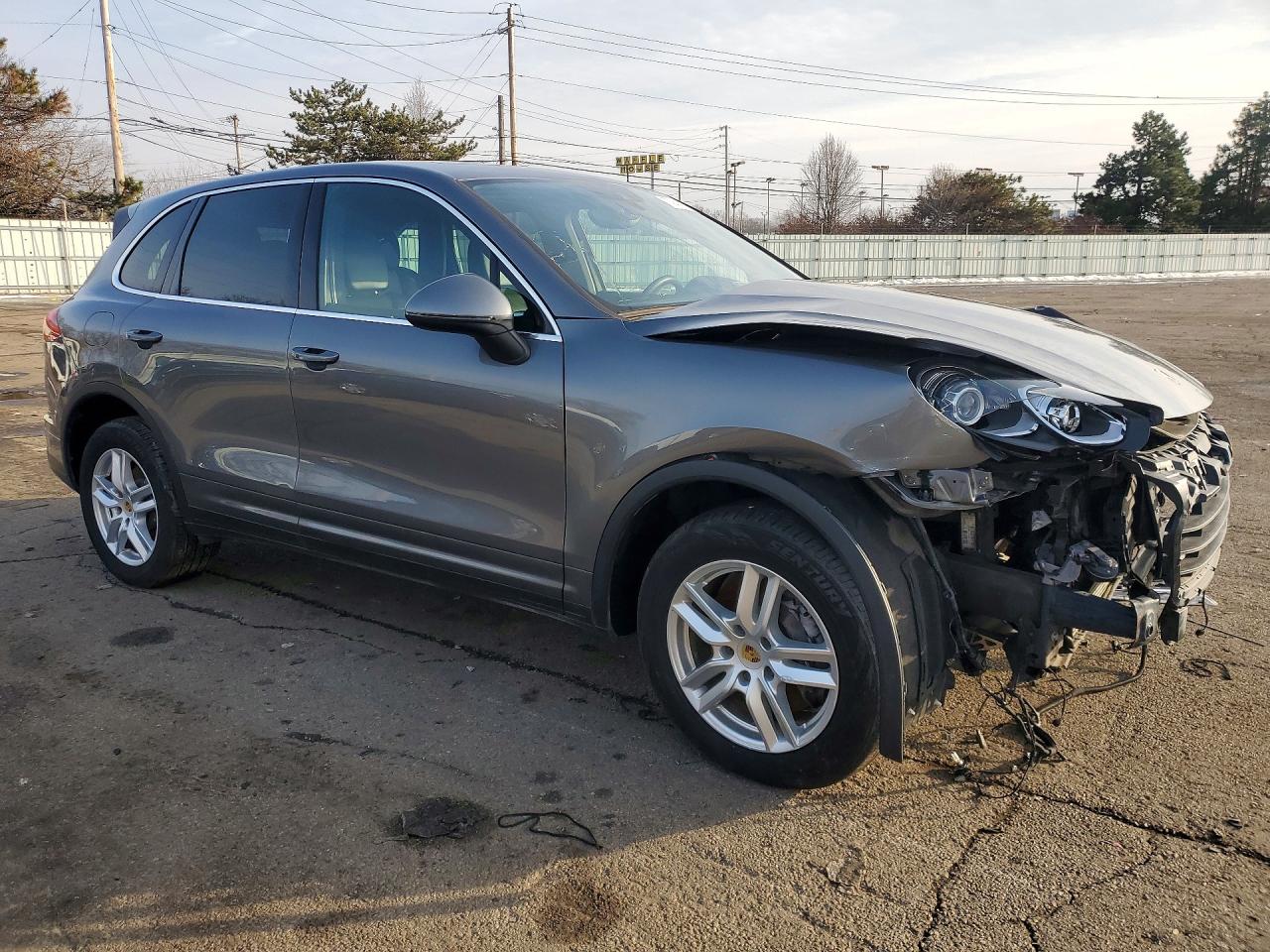 2017 Porsche Cayenne VIN WP1AA2A27HKA91912 photo 4