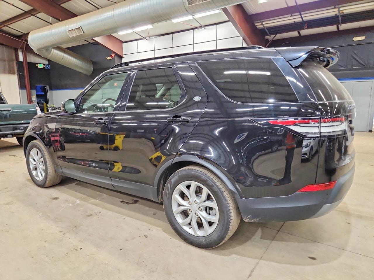 2018 Land Discovery VIN SALRG2RV9JA057928 photo 2