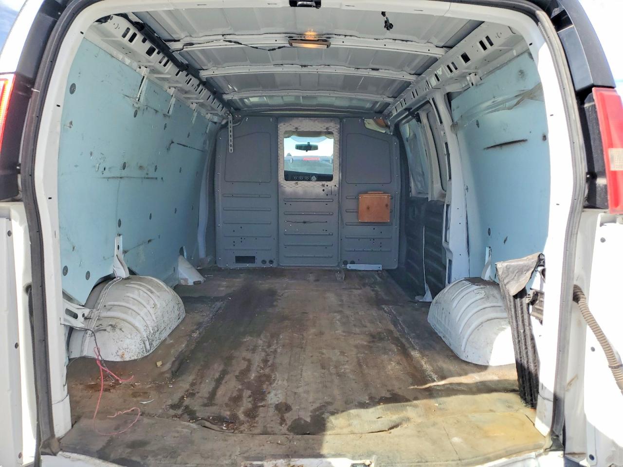 2011 Chevrolet Express VIN 1GCWGFCA0B1189078 photo 10