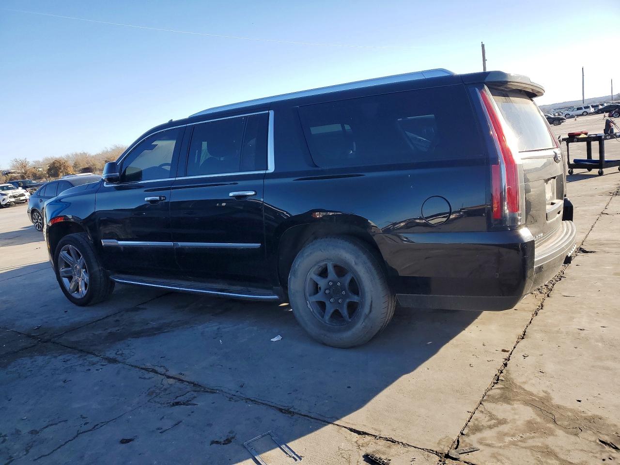 2019 Cadillac Escalade VIN 1GYS3HKJ3KR286200 photo 2