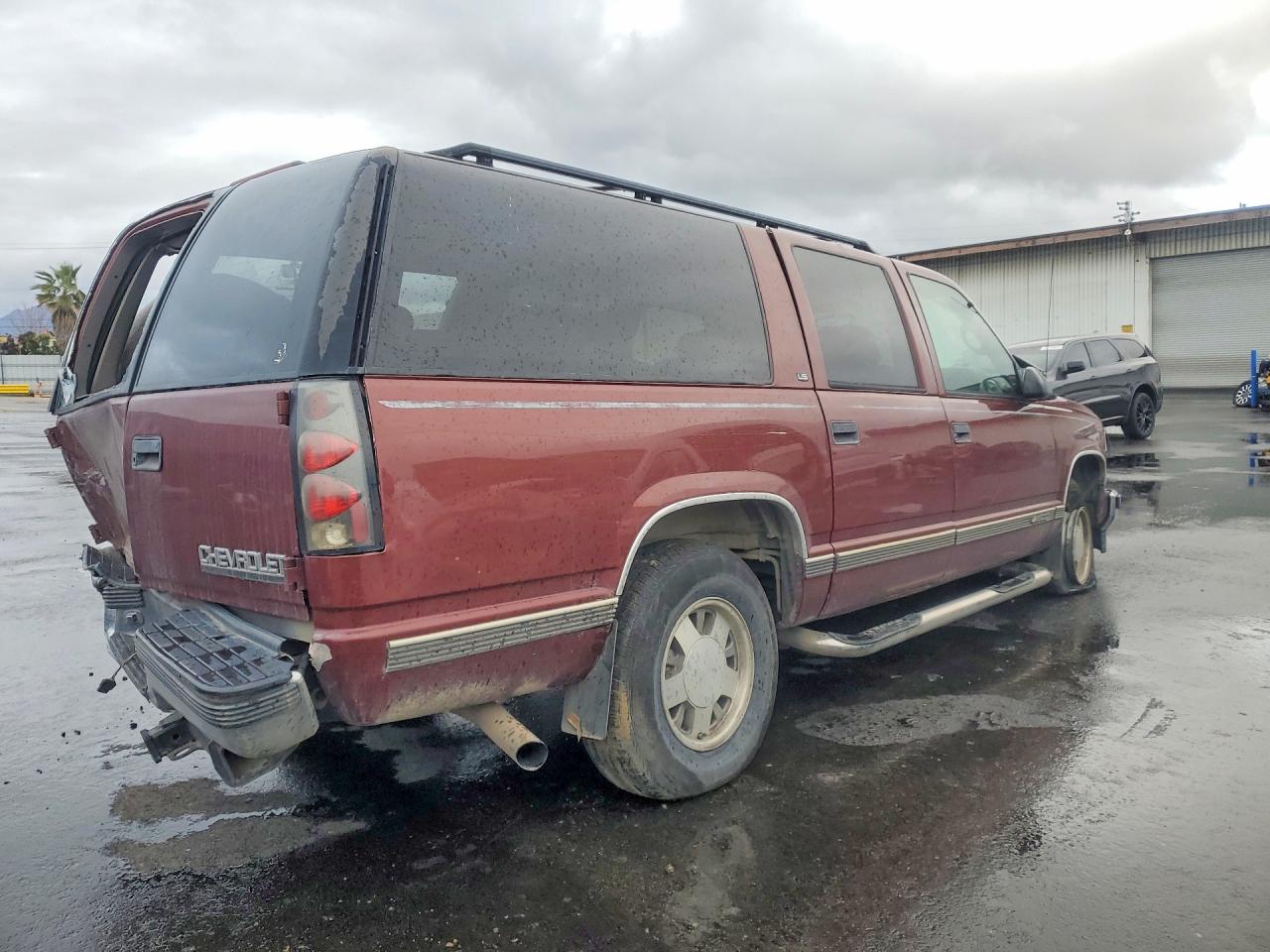 1998 Chevrolet Suburban VIN 3GNEC16R9WG108914 photo 3