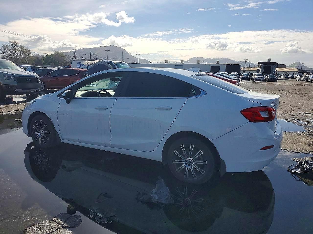 2017 Chevrolet Cruze VIN 3G1BE5SM4HS562326 photo 2