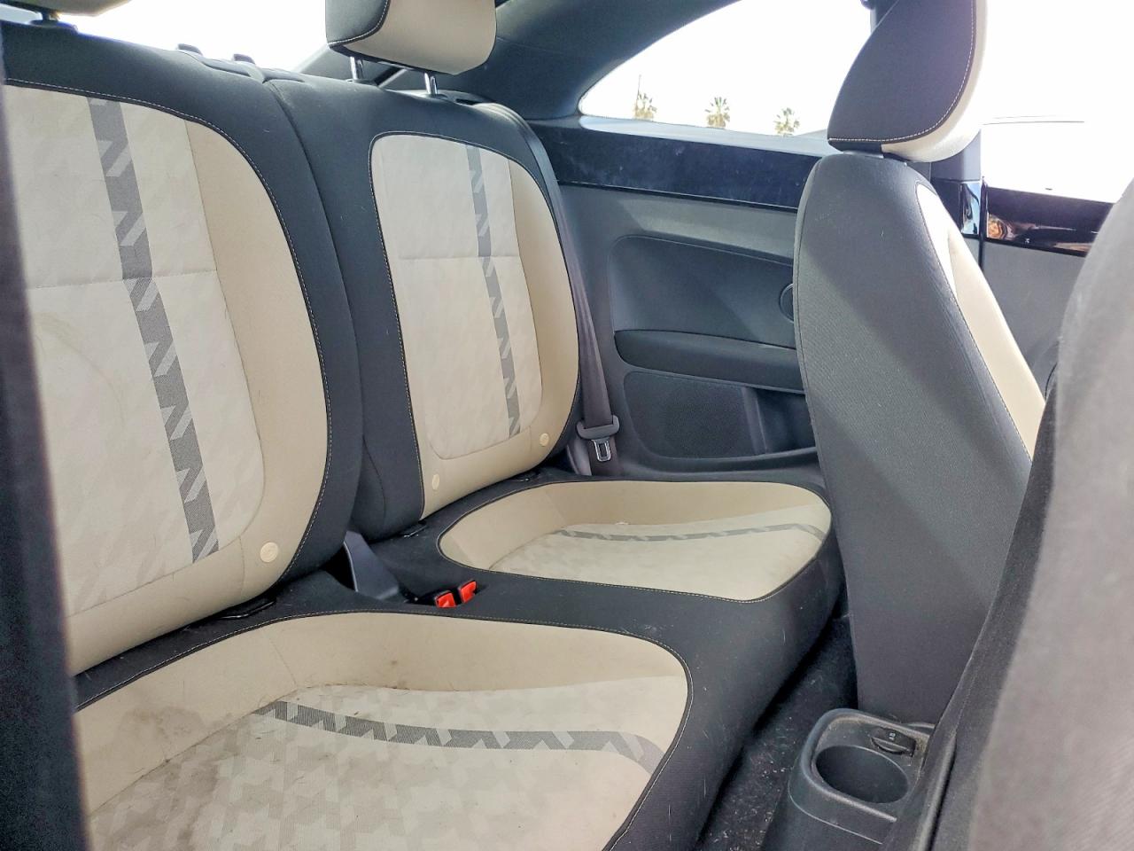 2018 Volkswagen Beetle VIN 3VWFD7ATXJM706050 photo 10
