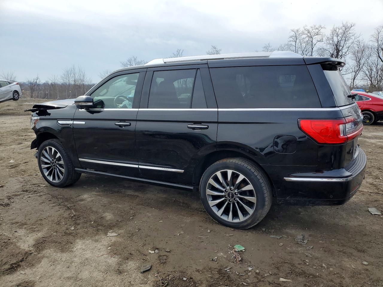 2021 Lincoln Navigator VIN 5LMJJ2LT9MEL18770 photo 2