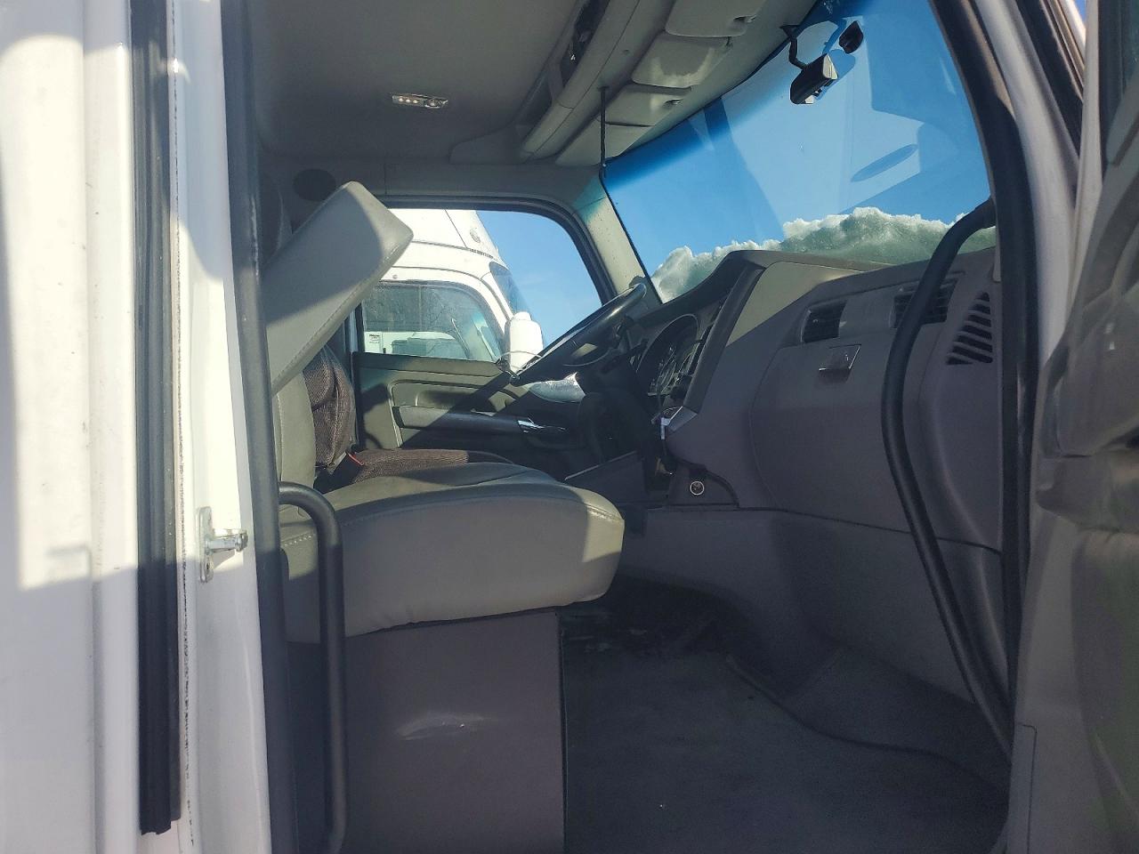 2016 KW T680 semi VIN 1XKYA48X9GJ496434 photo 5