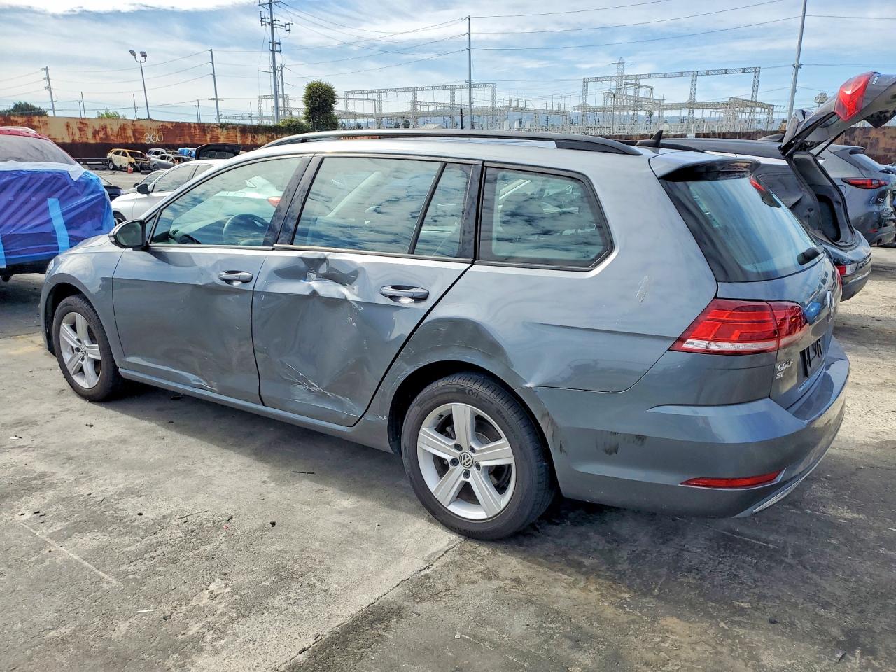 2018 Volkswagen Golf VIN 3VWD17AU3JM758905 photo 2