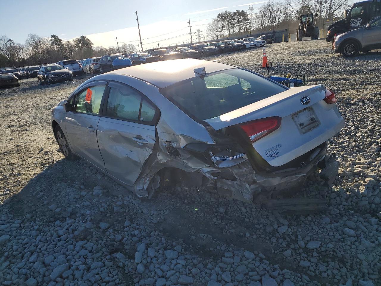 2018 Kia Forte VIN 3KPFL4A70JE193120 photo 2