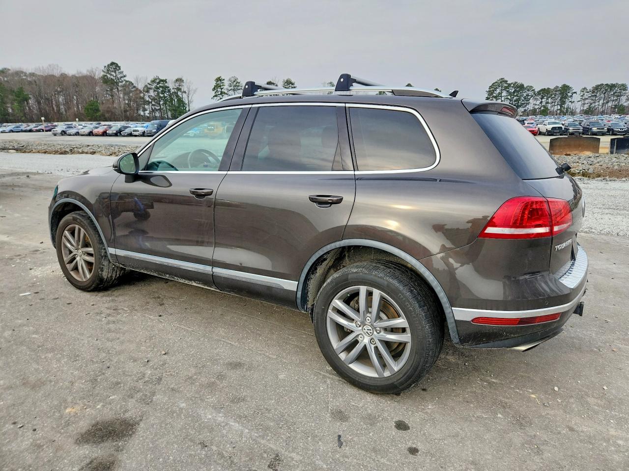 2015 Volkswagen Touareg VIN WVGEF9BP2FD006642 photo 2