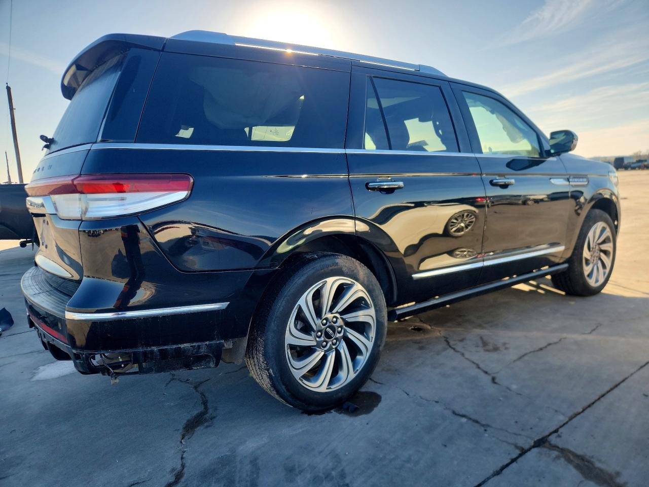 2024 Lincoln Navigator VIN 5LMJJ2LG6REL02715 photo 3