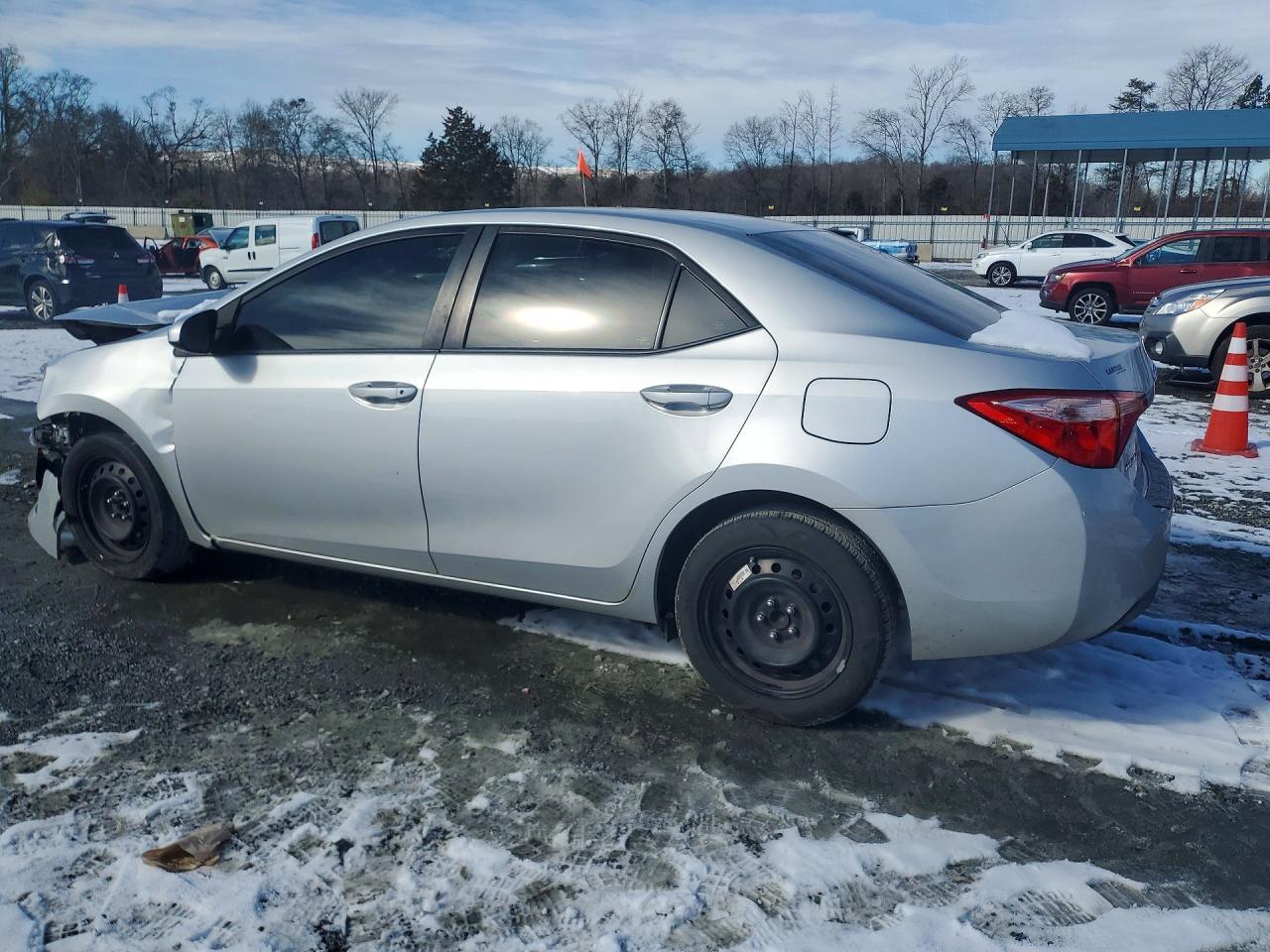 2018 Toyota Corolla VIN 5YFBURHE8JP773629 photo 2