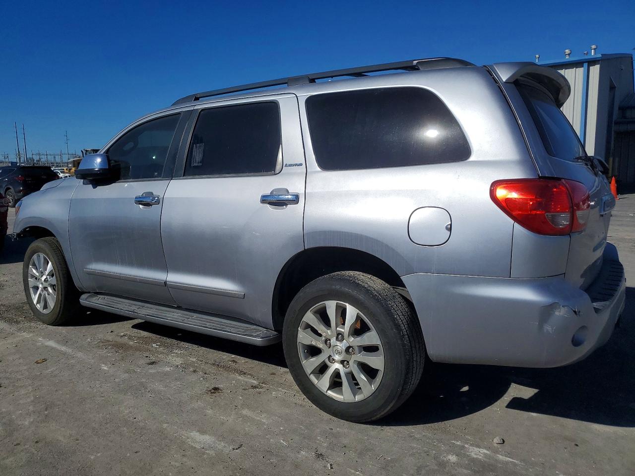 2013 Toyota Sequoia VIN 5TDKY5G17DS046344 photo 2