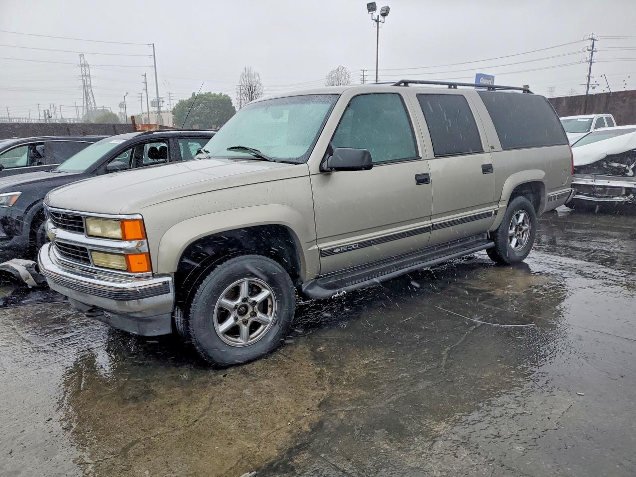 1999 CHEV Suburban VIN 3GNFK16R4XG215216 photo 1