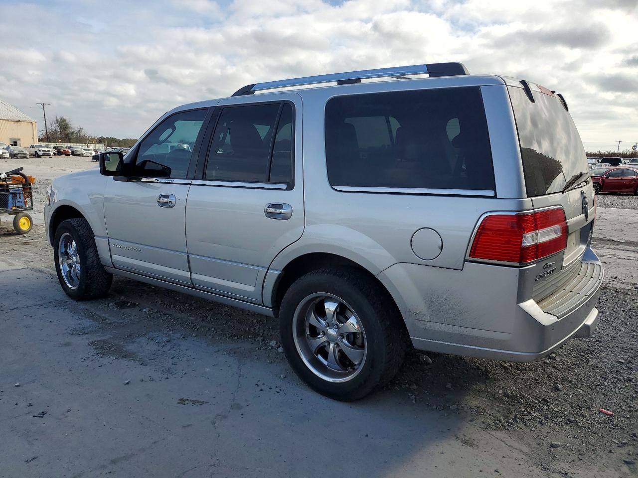 2013 Lincoln Navigator VIN 5LMJJ2H59DEL02725 photo 2