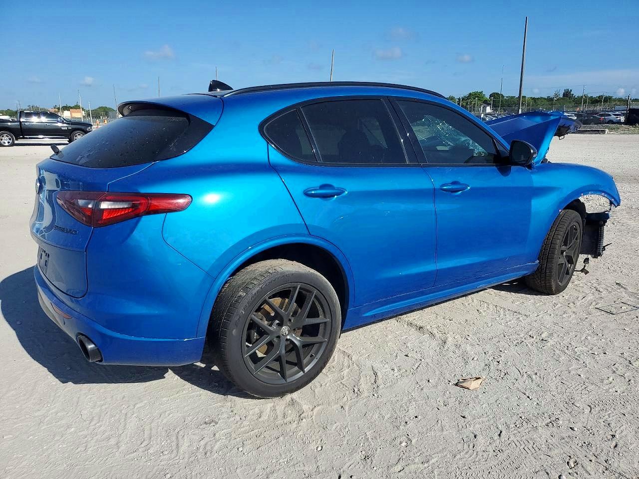 2020 Alfa Stelvio VIN ZASPAKAN3L7C76581 photo 3