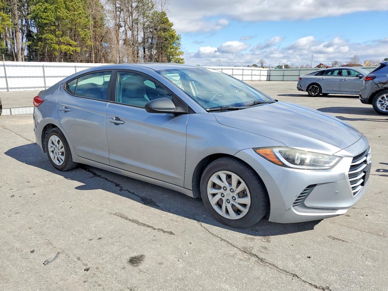 2017 Hyundai Elantra VIN 5NPD74LFXHH067031 photo 4