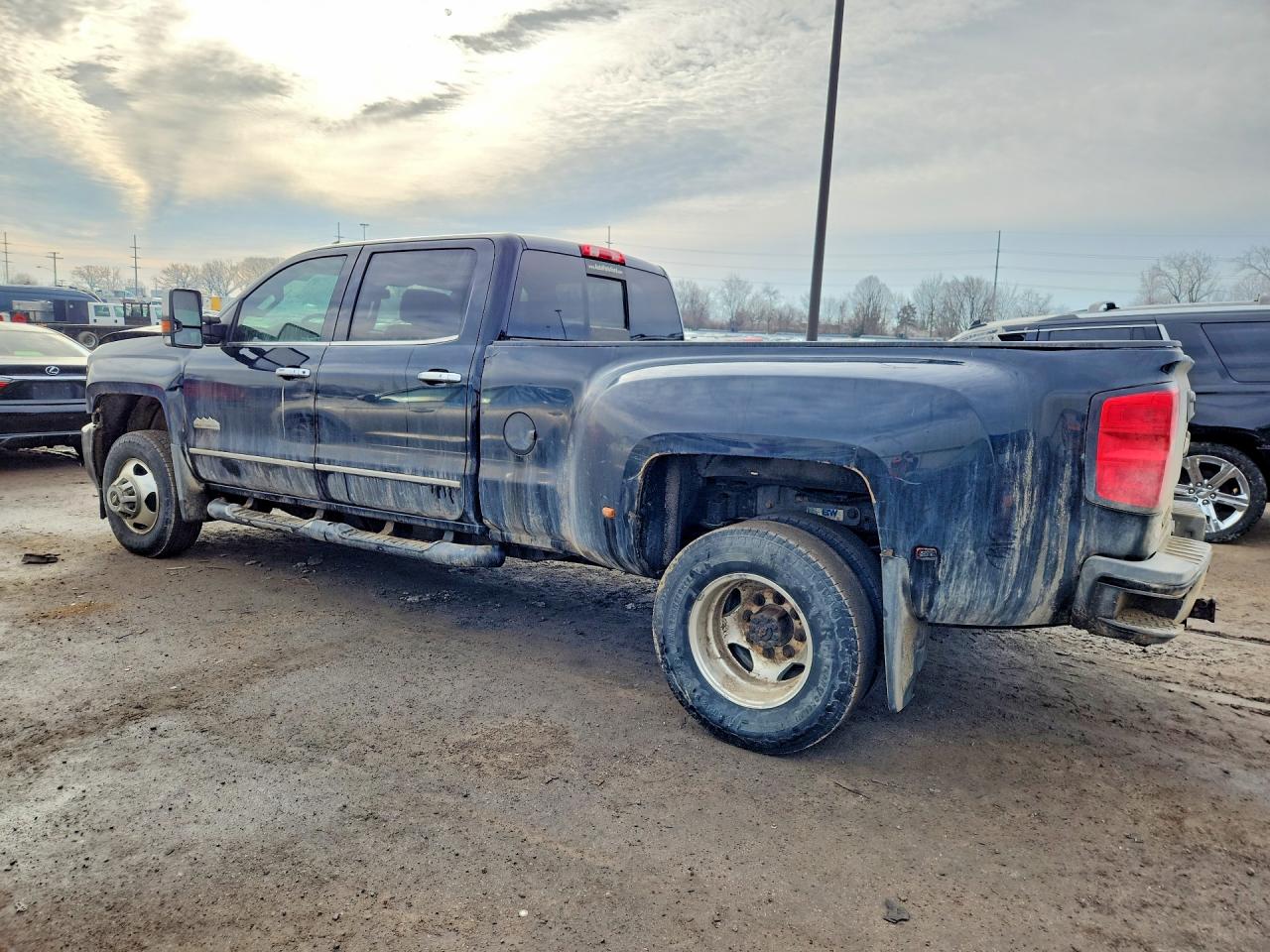 2019 Chevrolet All models VIN 1GC4KYEYXKF250564 photo 2