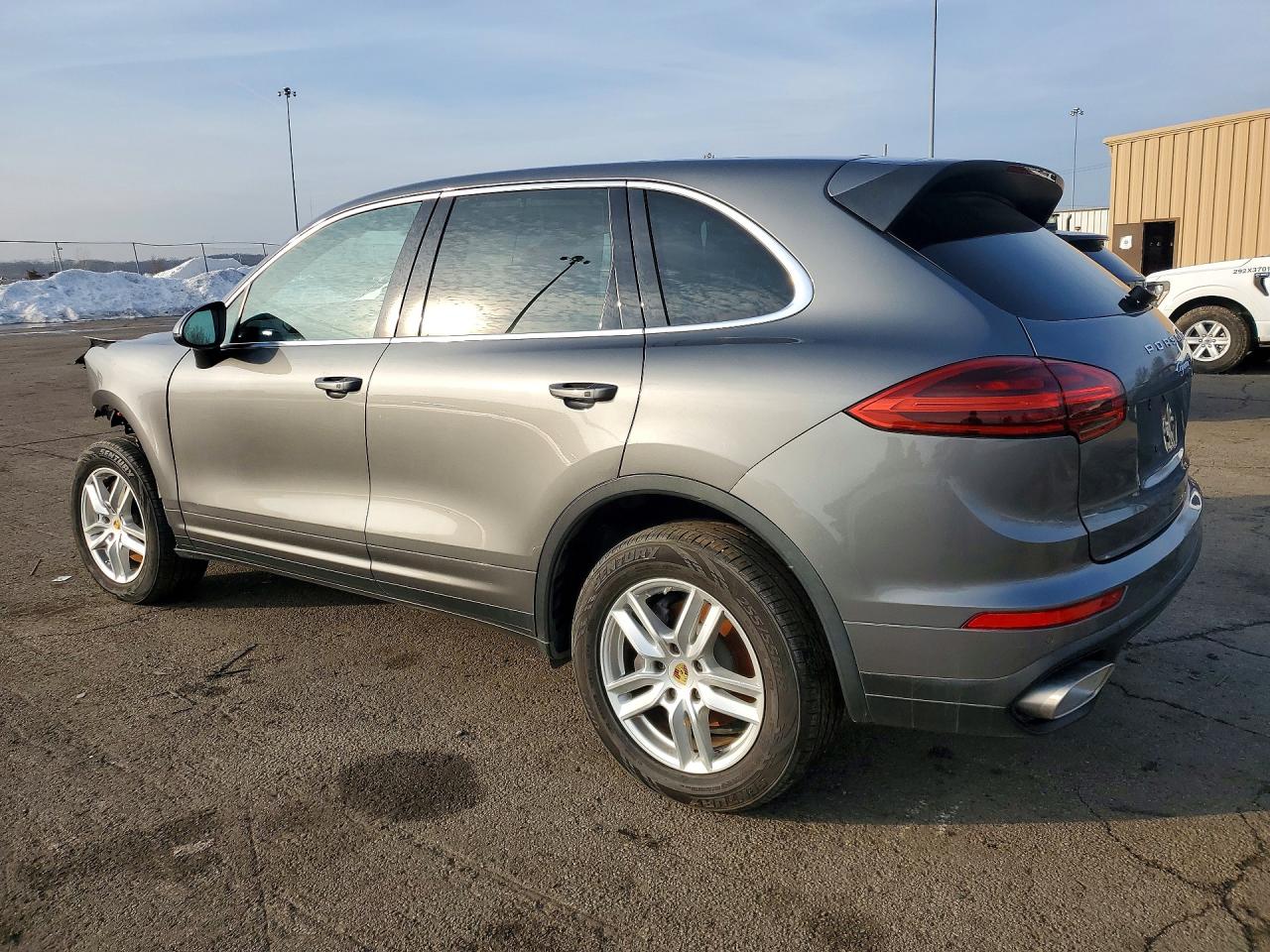 2017 Porsche Cayenne VIN WP1AA2A27HKA91912 photo 2