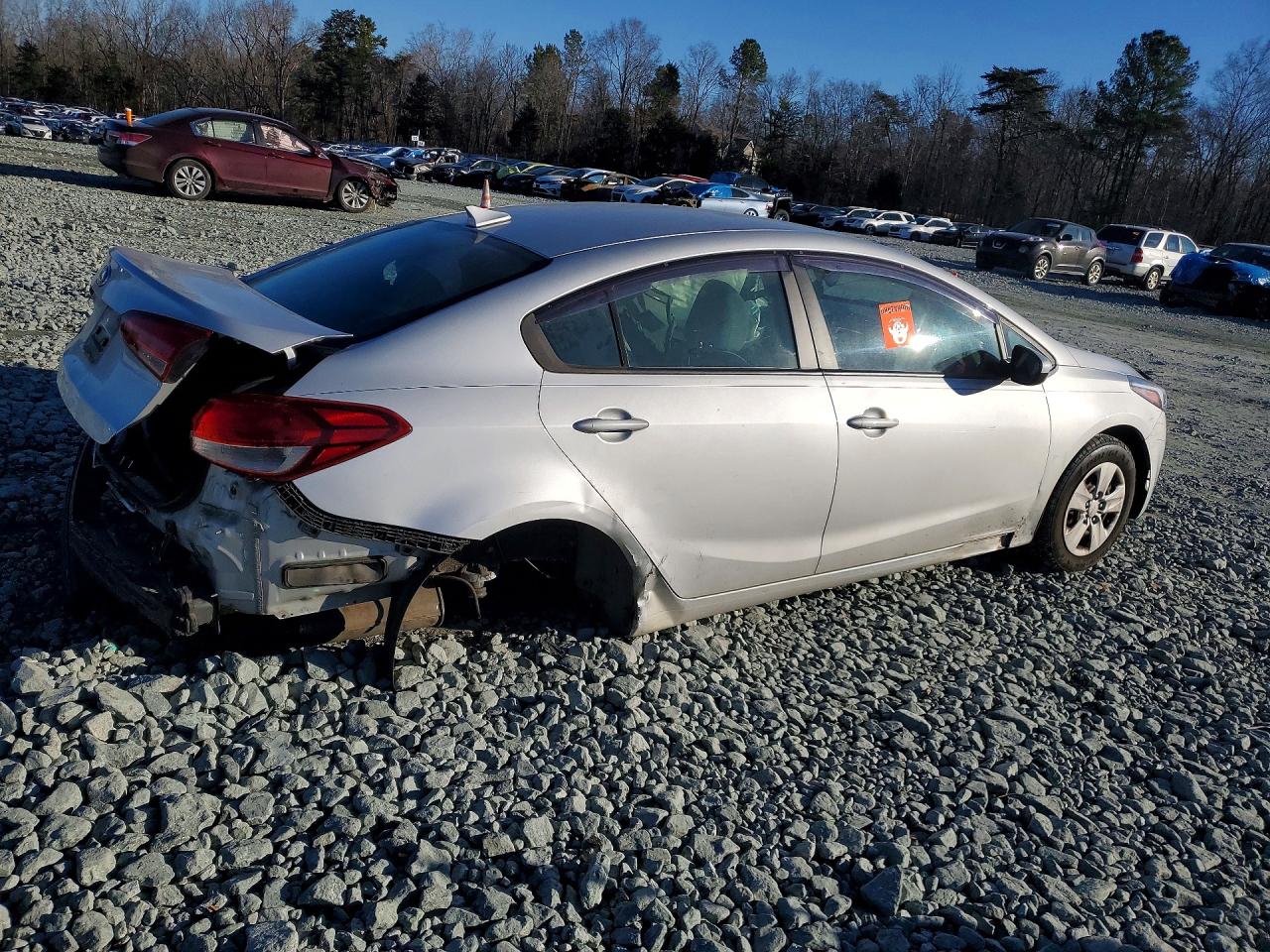 2018 Kia Forte VIN 3KPFL4A70JE193120 photo 3