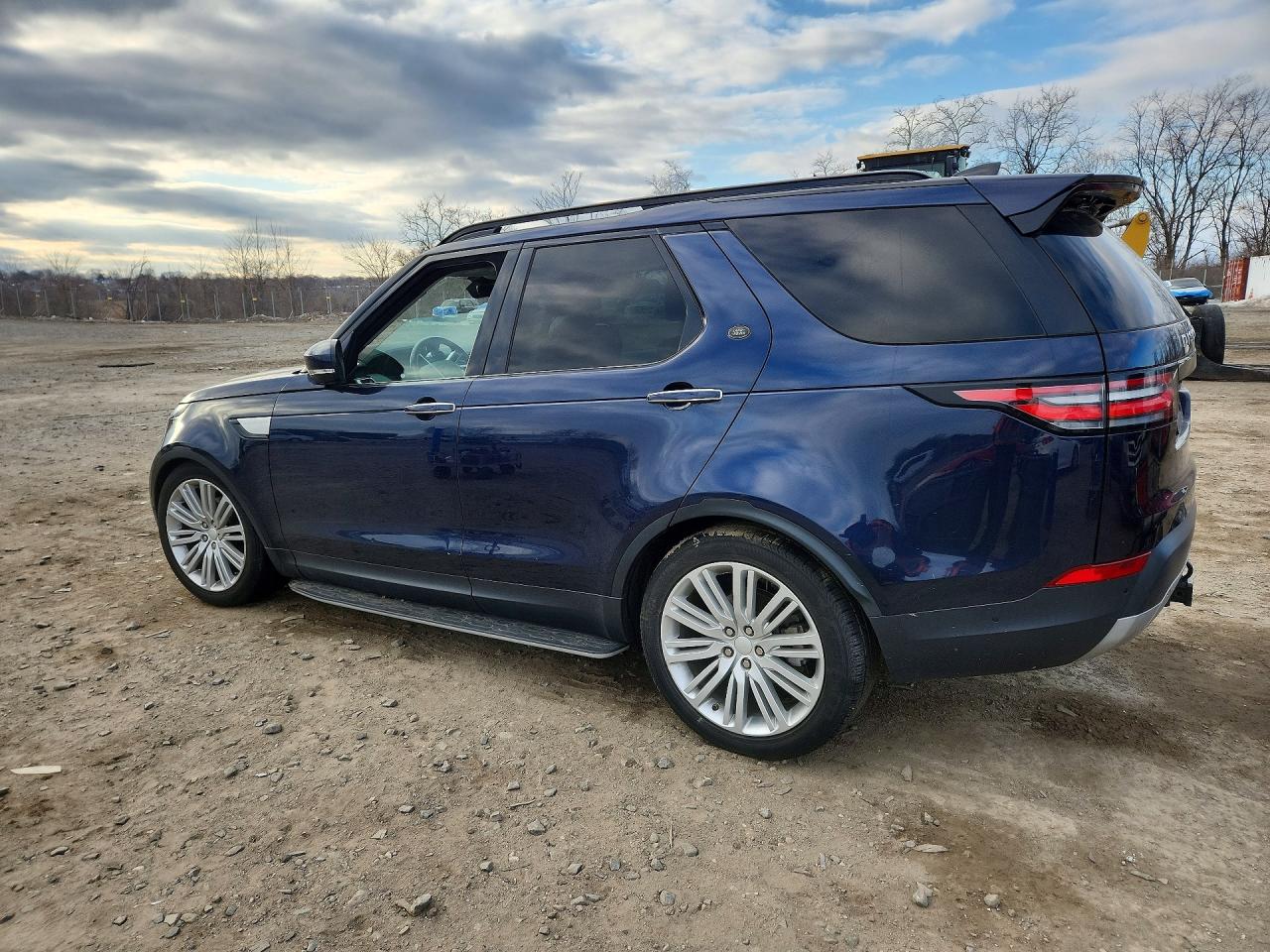 2018 Land Discovery VIN SALRT2RK0JA056085 photo 2