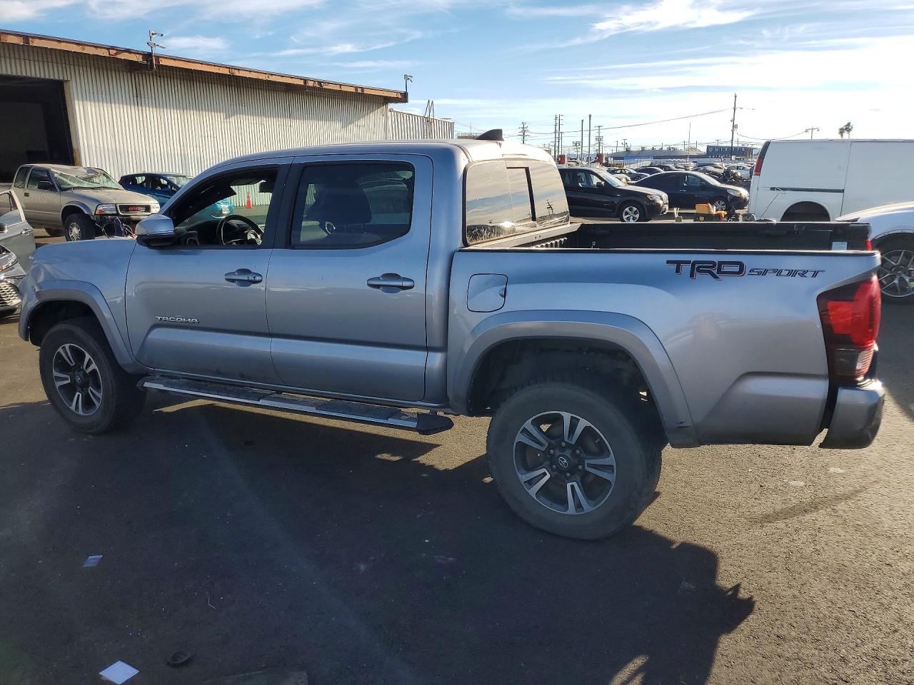 2018 Toyota Tacoma VIN 3TMAZ5CN3JM068077 photo 2