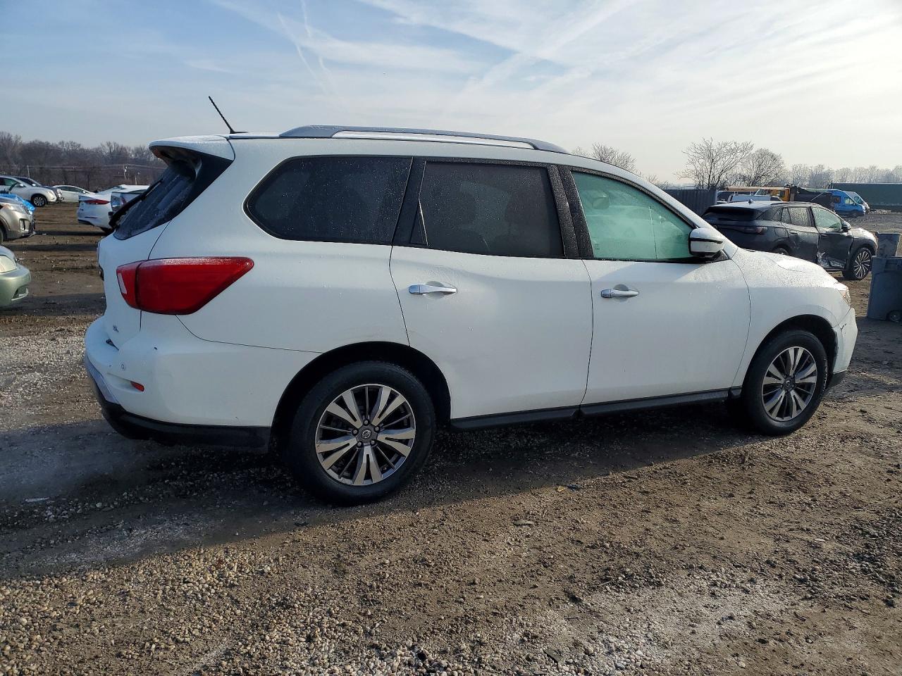 2017 Nissan Pathfinder VIN 5N1DR2MN3HC616211 photo 3