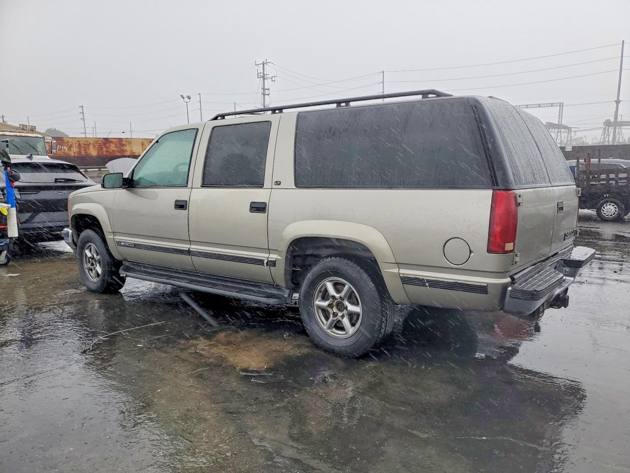 1999 CHEV Suburban VIN 3GNFK16R4XG215216 photo 2