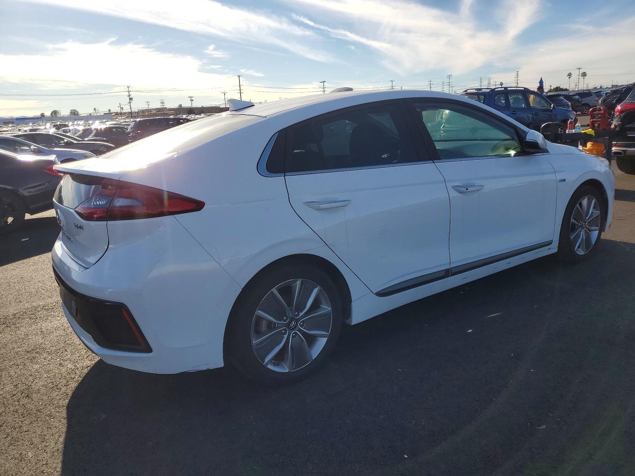 2018 Hyundai Ioniq VIN KMHC85LC3JU064144 photo 3