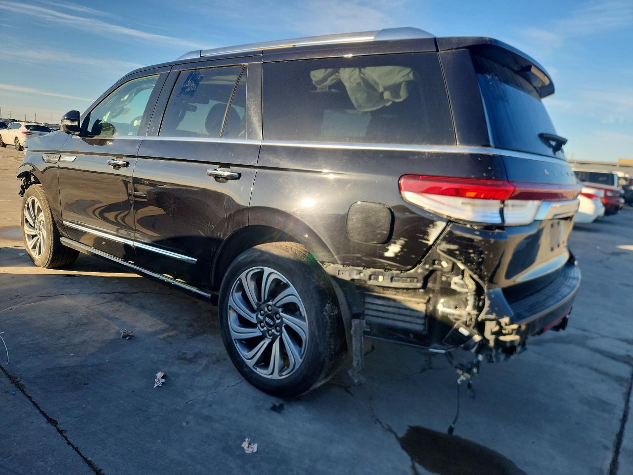 2024 Lincoln Navigator VIN 5LMJJ2LG6REL02715 photo 2