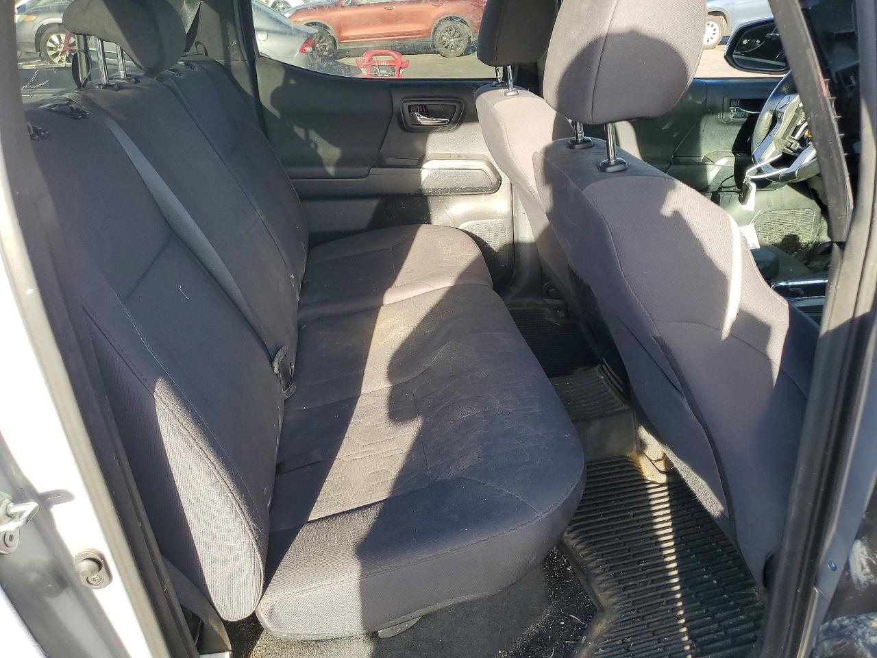 2018 Toyota Tacoma VIN 3TMAZ5CN3JM068077 photo 10