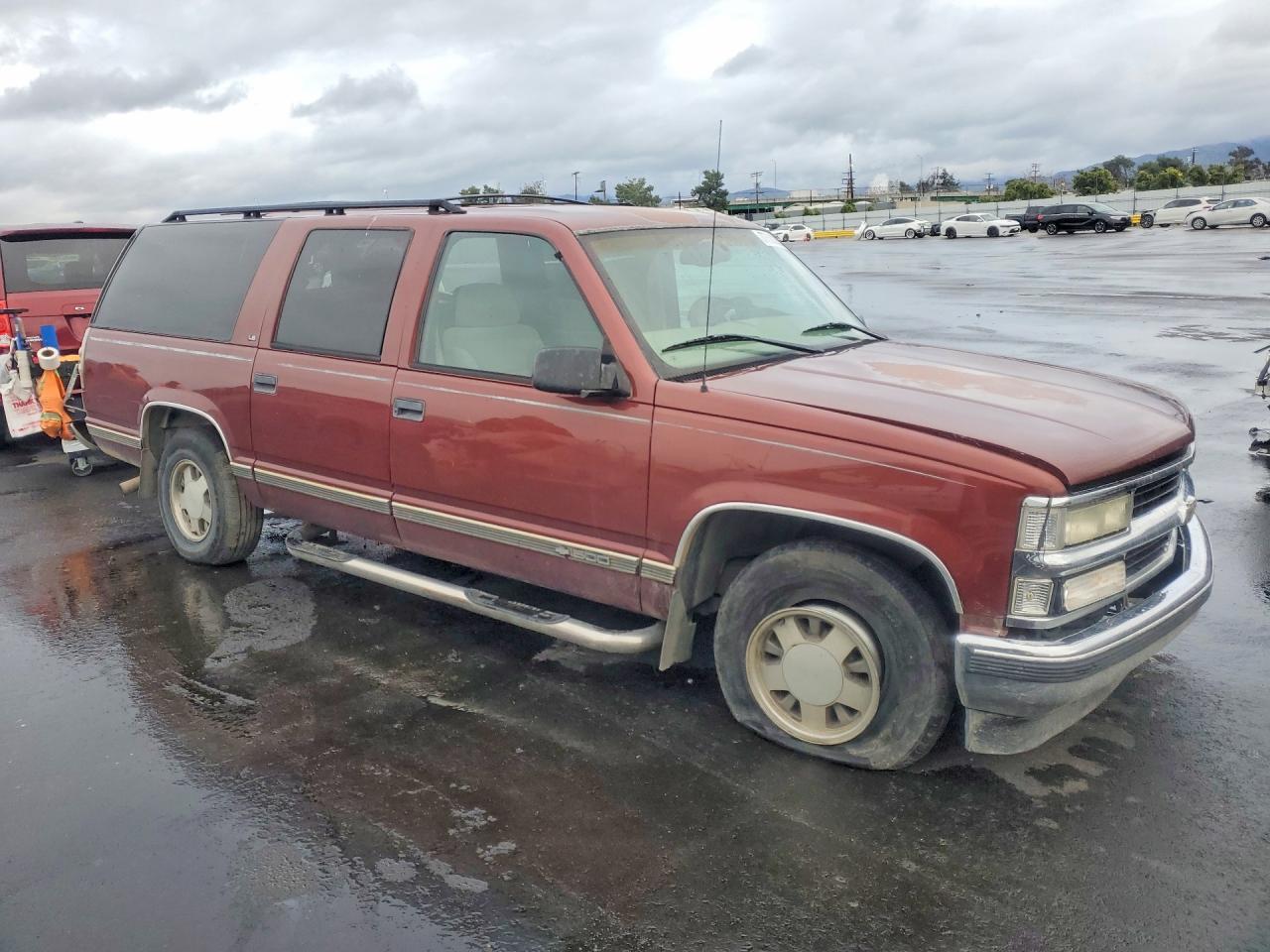 1998 Chevrolet Suburban VIN 3GNEC16R9WG108914 photo 4