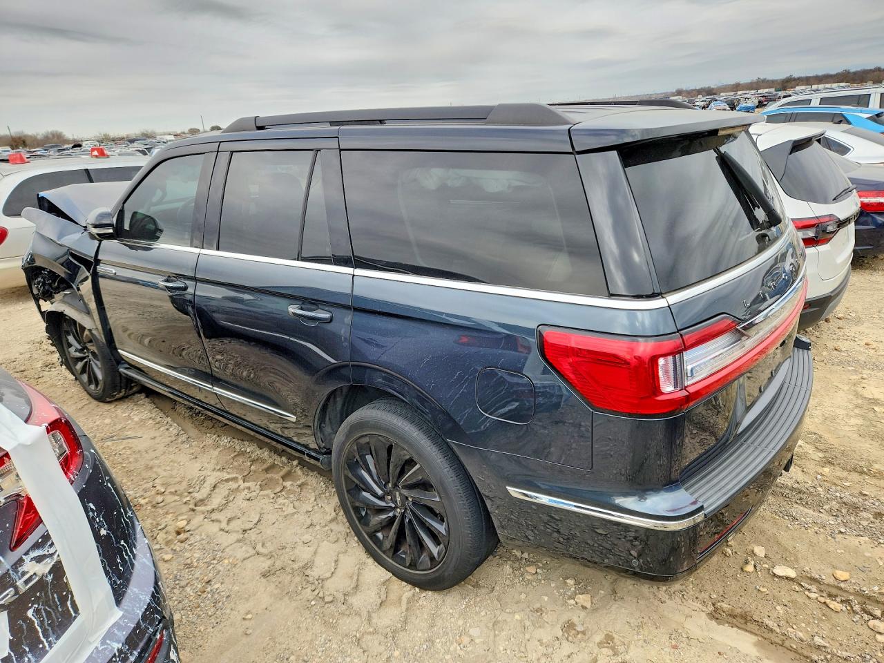 2021 LINCOLN Navigator VIN 5LMJJ2TT1MEL15636 photo 2