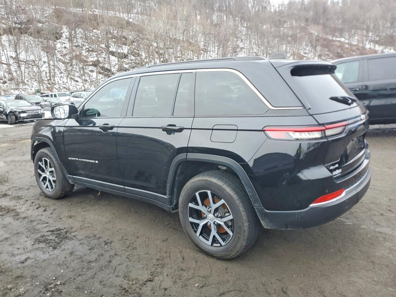 2025 Jeep Grand cher VIN 1C4RJHBG5SC272221 photo 2