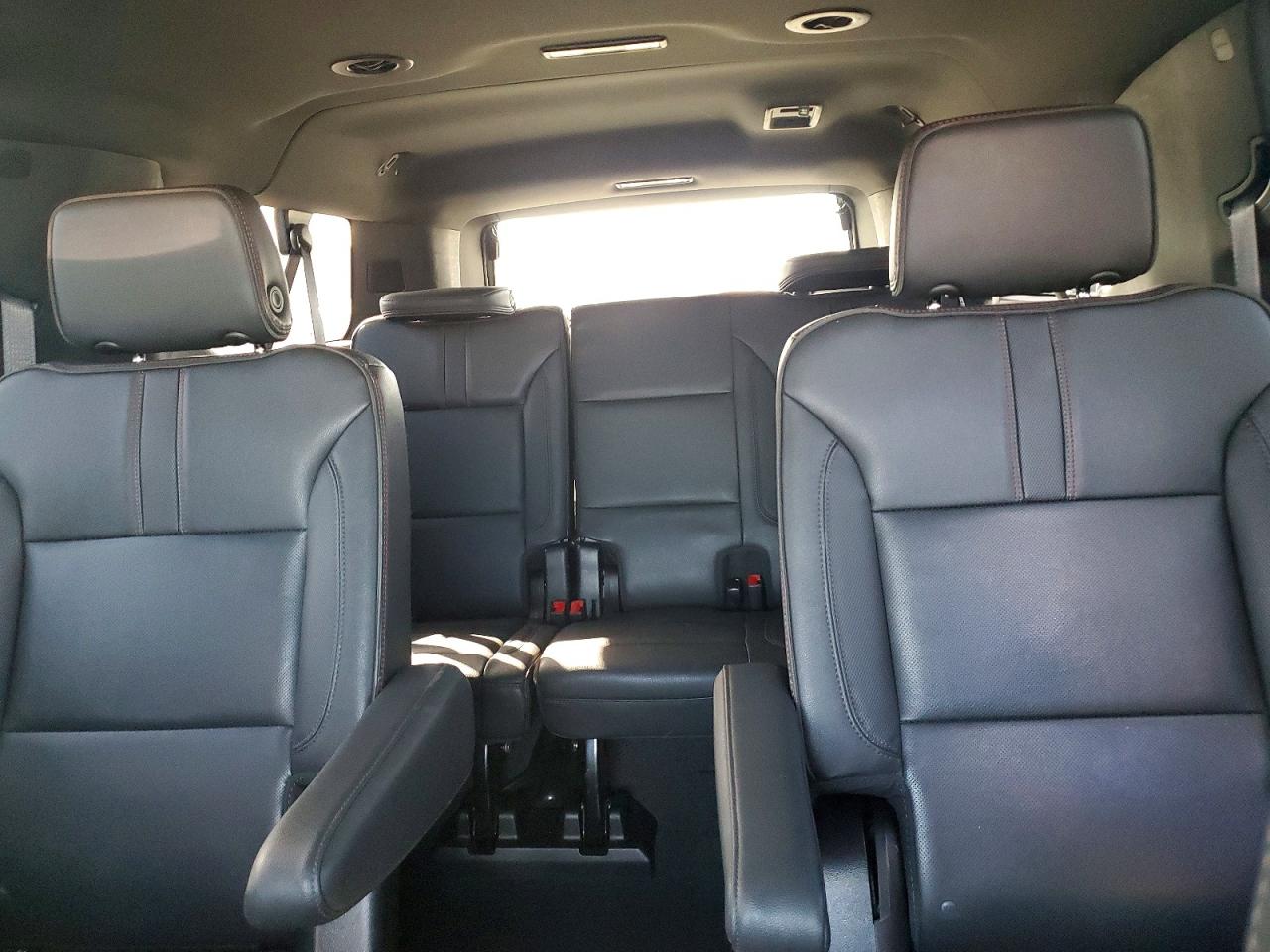 2022 Chevrolet Suburban VIN 1GNSCEKD3NR361035 photo 10