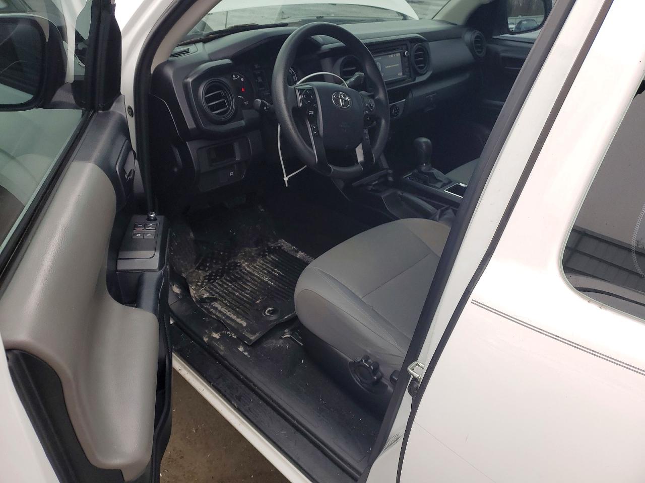 2018 Toyota Tacoma VIN 5TFSX5EN8JX060560 photo 8