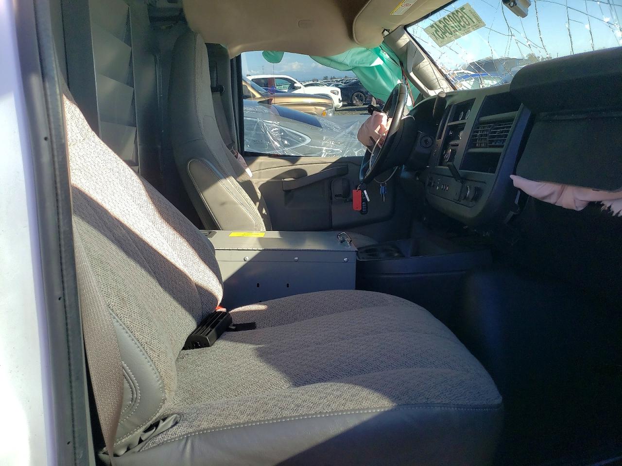 2020 GMC Savana VIN 1GTW7AFG7L1238023 photo 7
