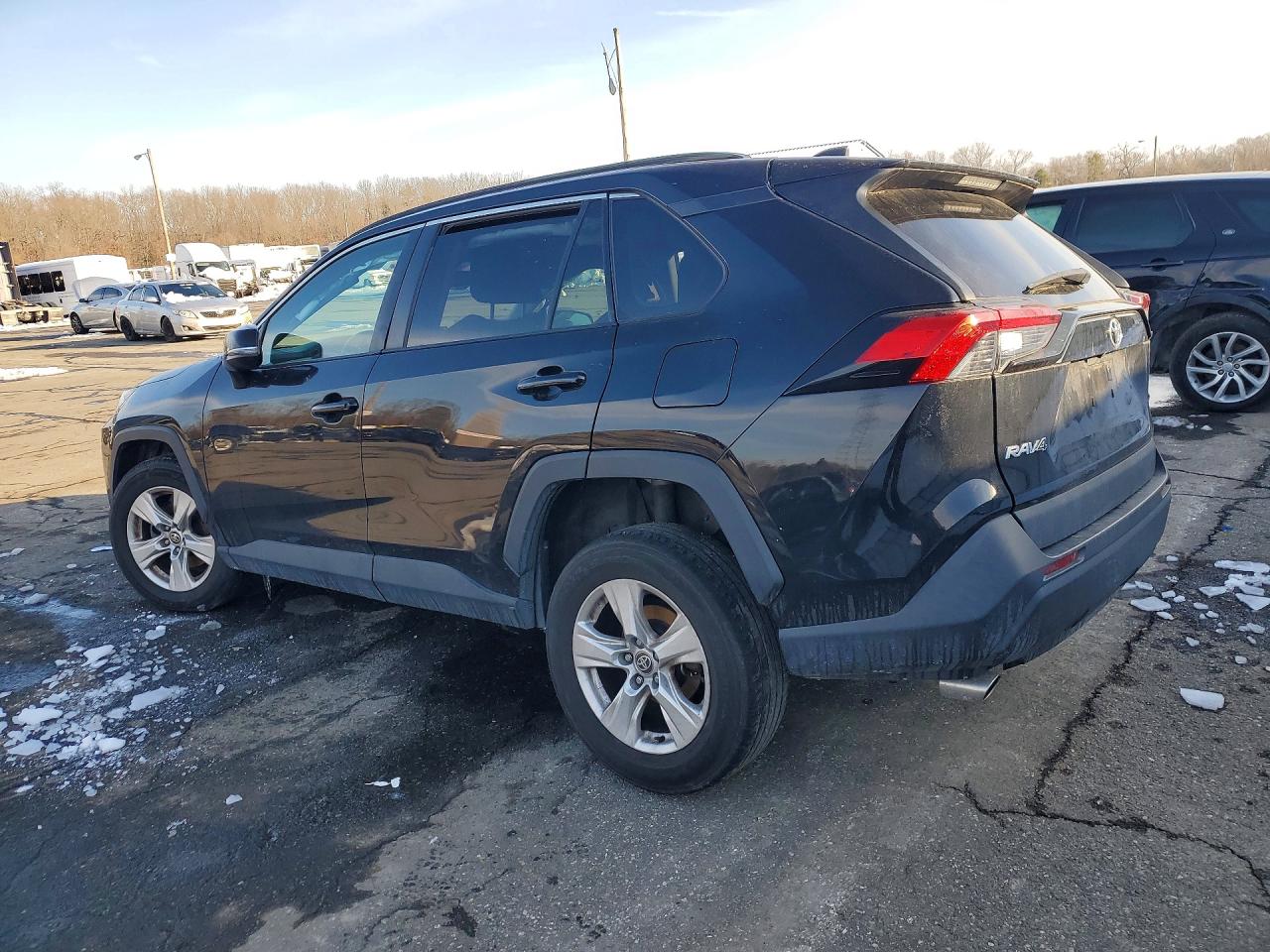 2021 Toyota Rav4 VIN 2T3W1RFV3MW129642 photo 2