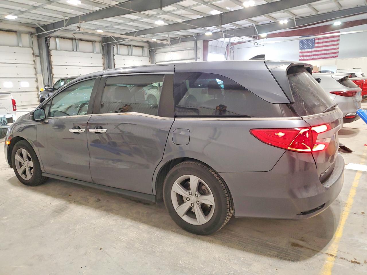 2018 Honda Odyssey VIN 5FNRL6H78JB081996 photo 2