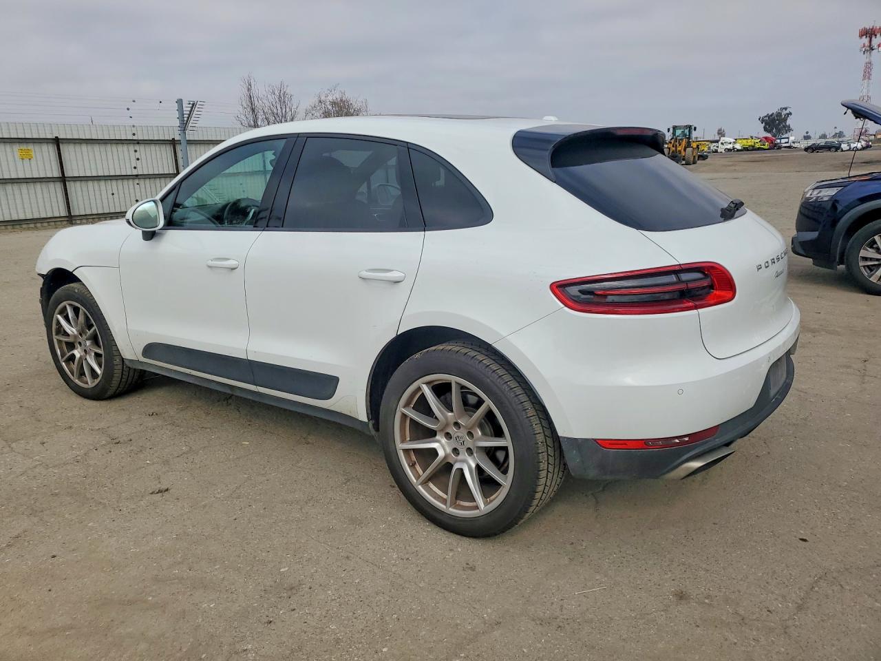 2018 PORSCHE Macan VIN WP1AA2A51JLB19925 photo 2
