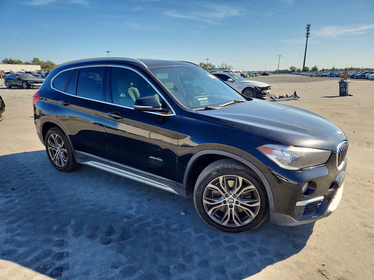 2017 BMW X1 VIN WBXHT3C37H5F87044 photo 4