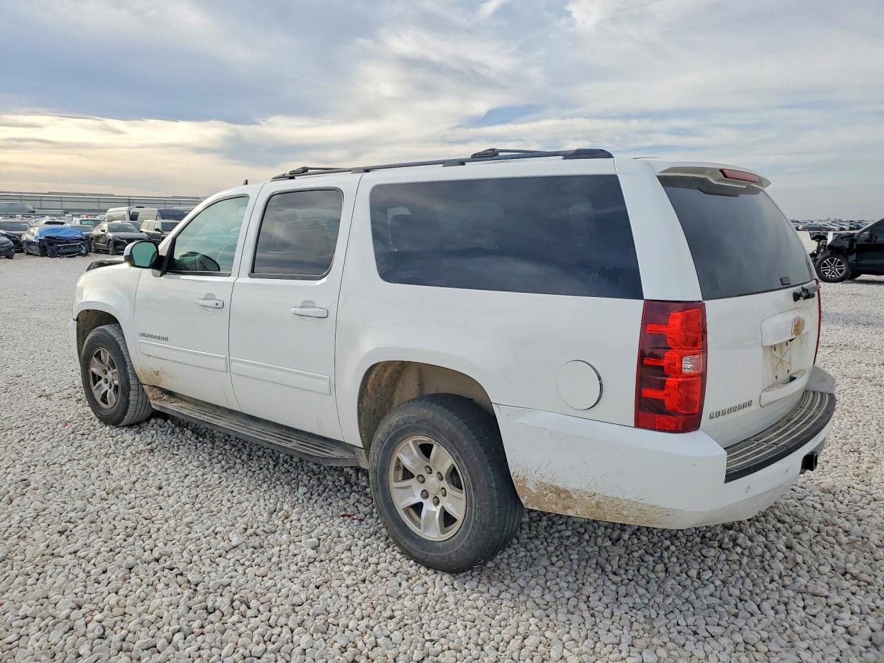 2014 Chevrolet Suburban VIN 1GNSCHE09ER136600 photo 2
