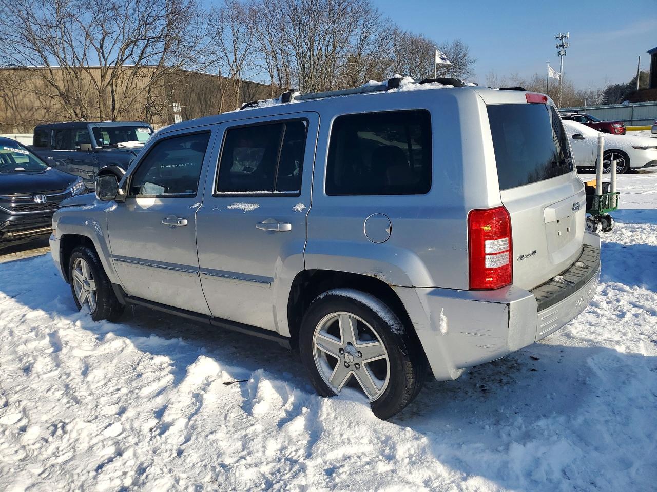 2010 Jeep Patriot VIN 1J4NF4GBXAD501680 photo 2