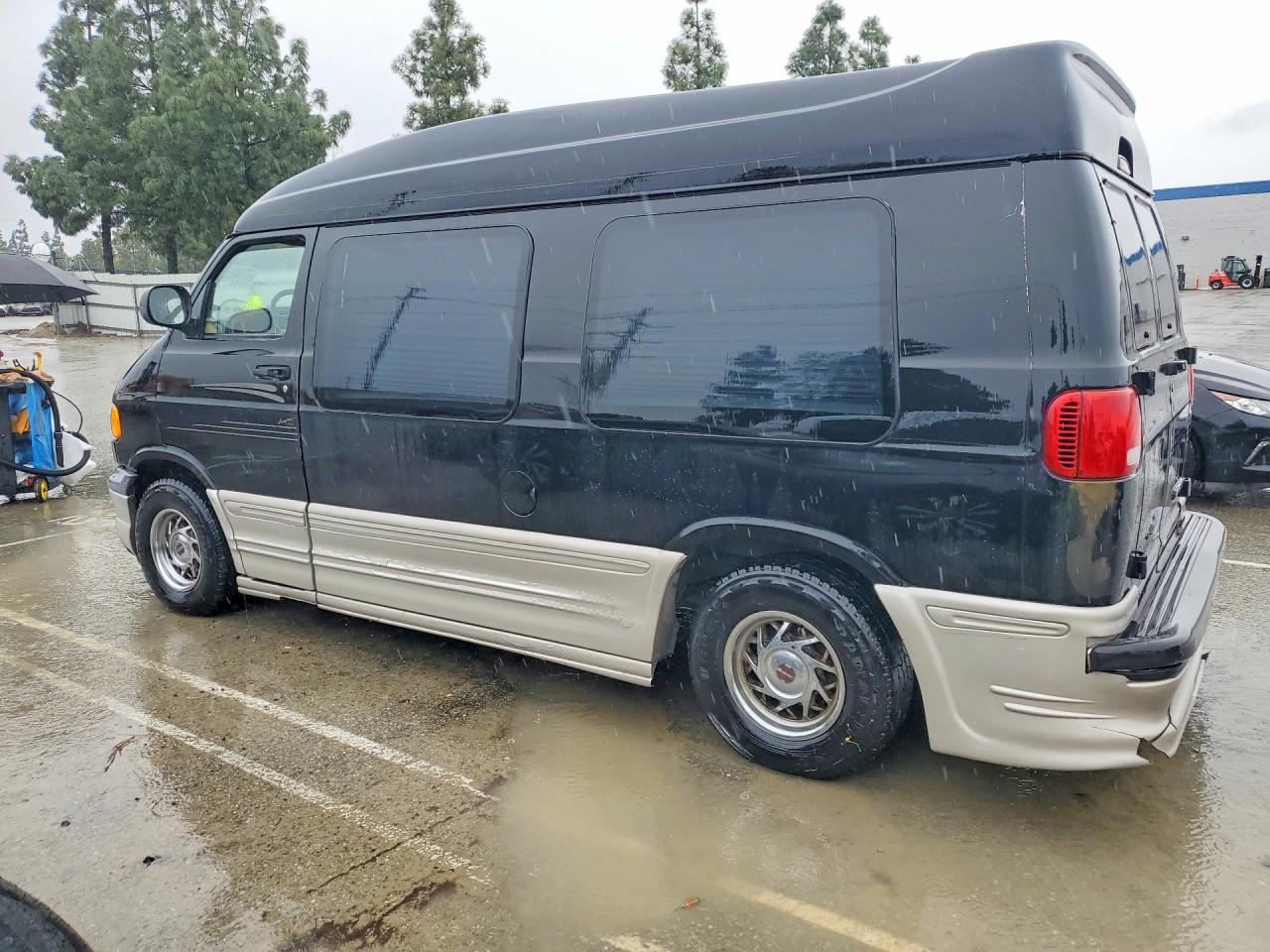 2002 Dodge B series VIN 2B6HB11Y42K143451 photo 2
