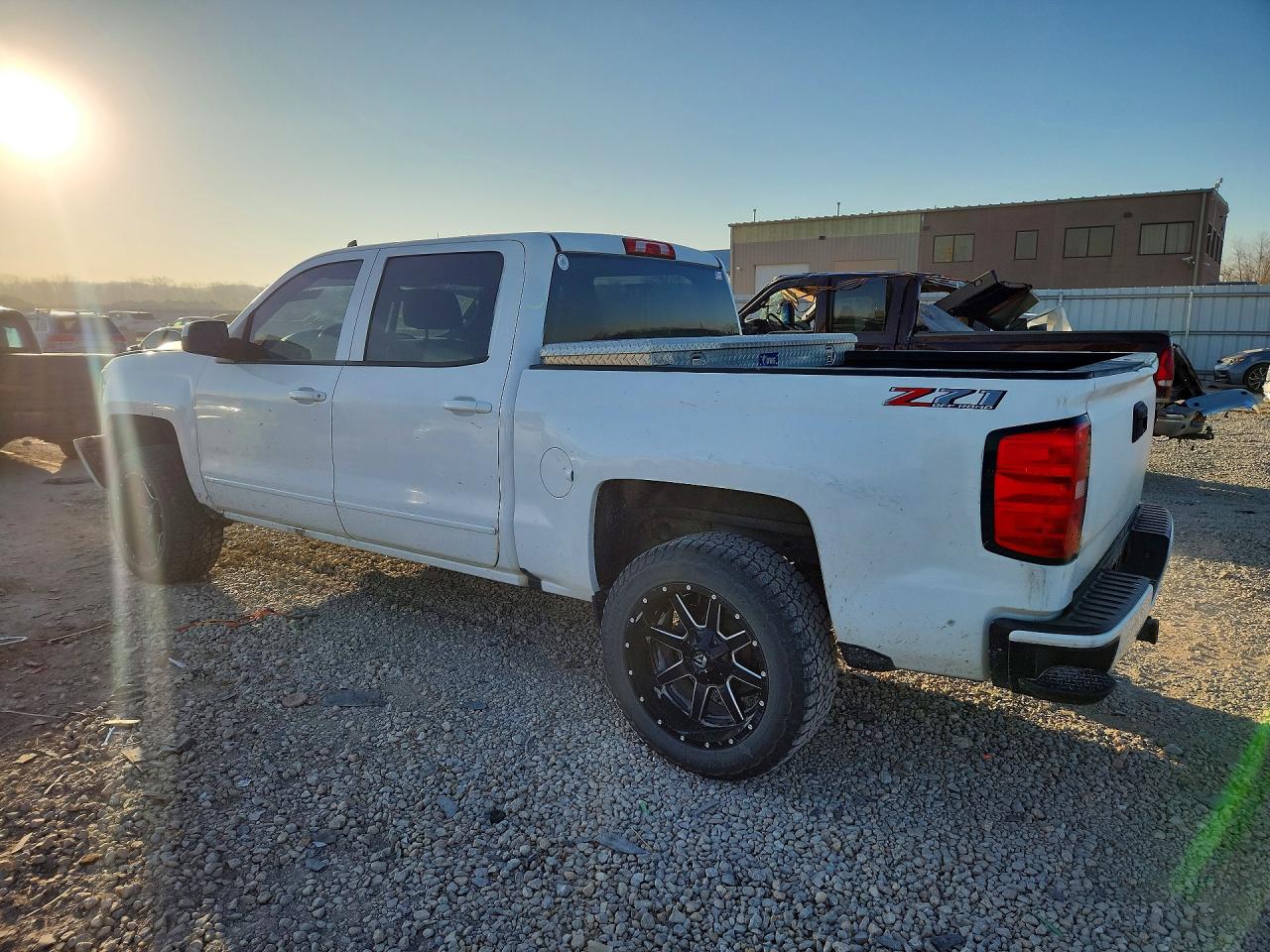 2018 Chev All models VIN 3GCUKREC8JG353683 photo 2