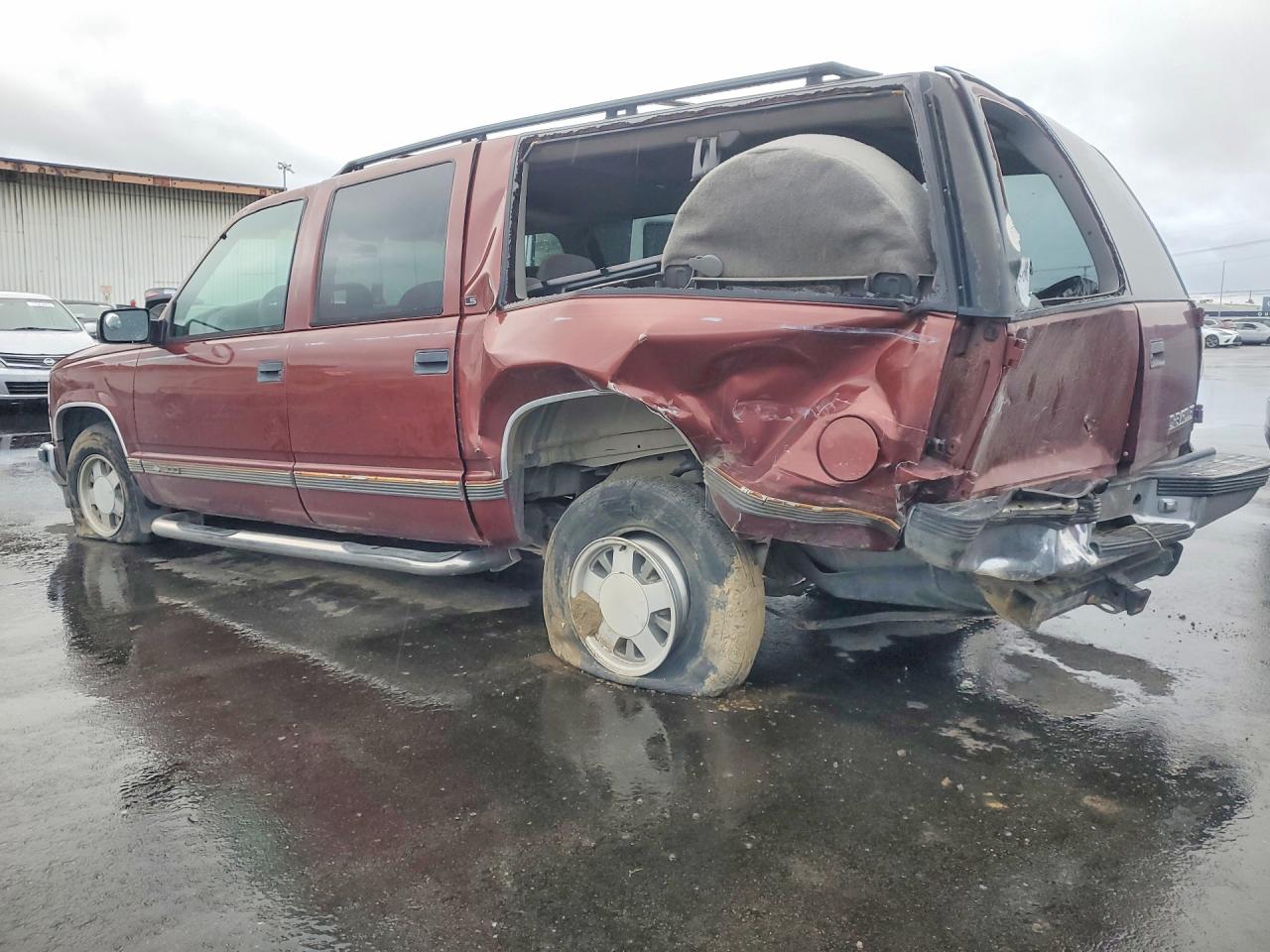 1998 Chevrolet Suburban VIN 3GNEC16R9WG108914 photo 2