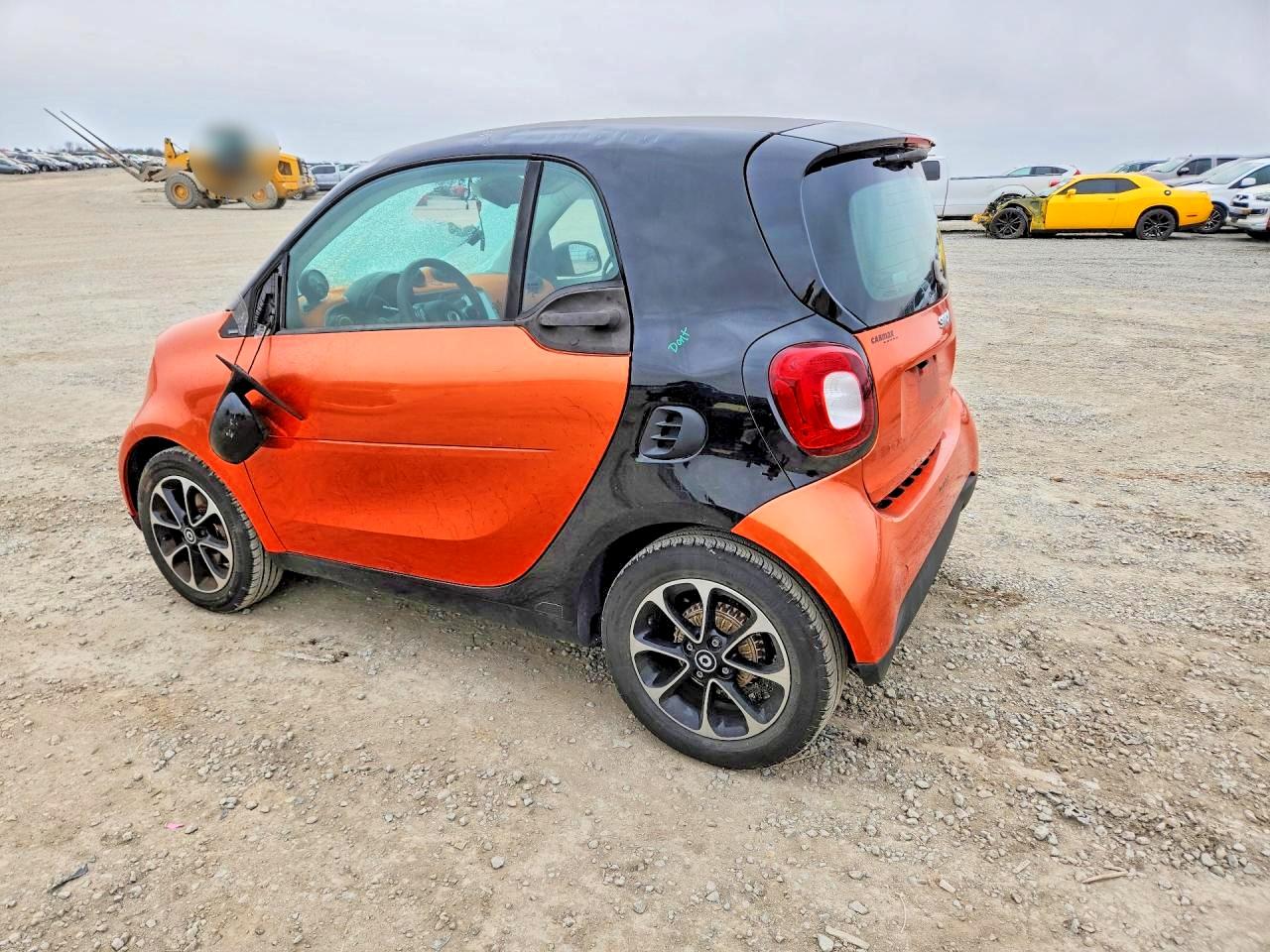 2016 SMART Fortwo VIN WMEFJ5DA7GK070246 photo 2