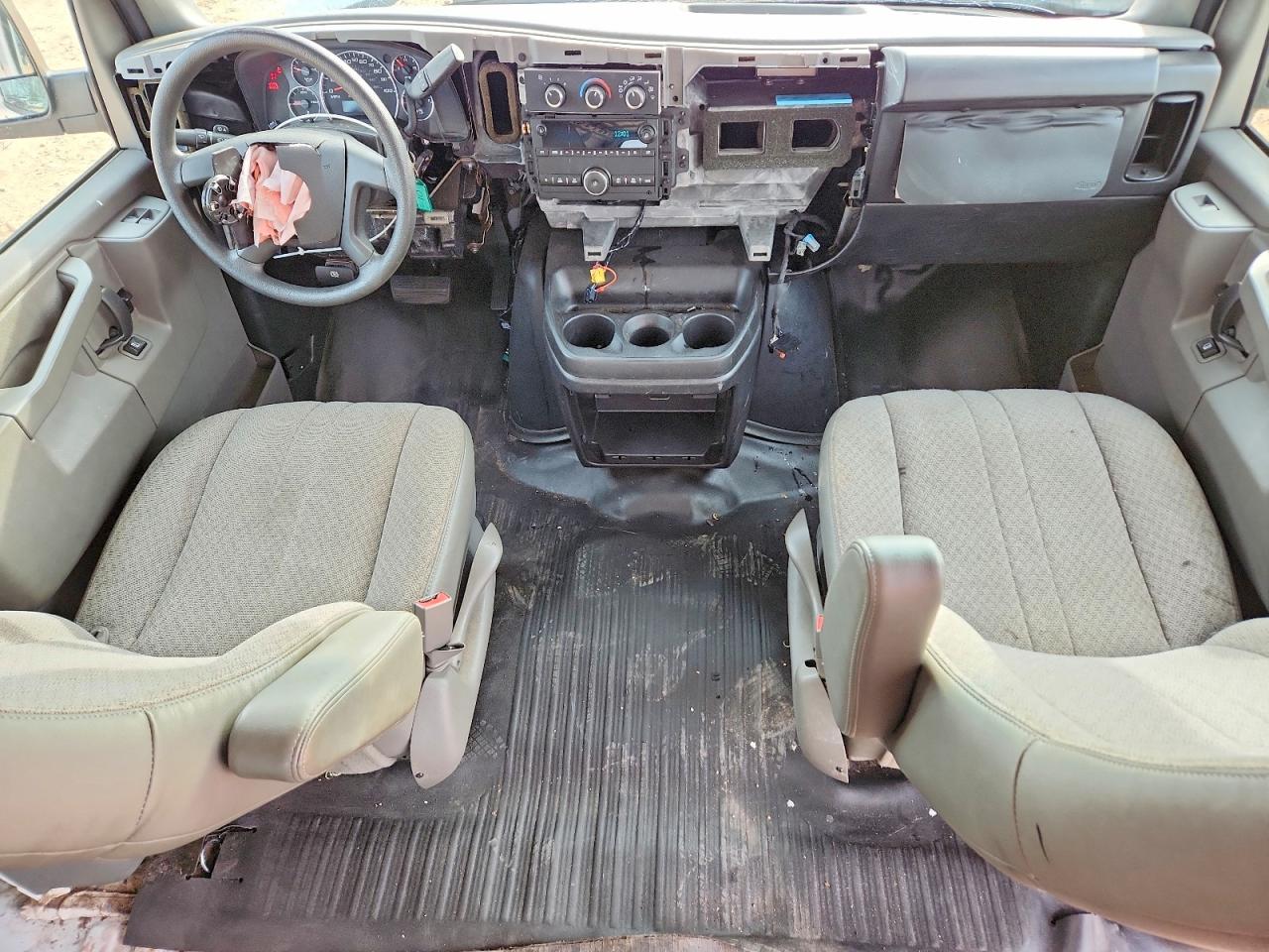 2017 CHEV Express VIN 1GCWGAFF5H1346431 photo 8